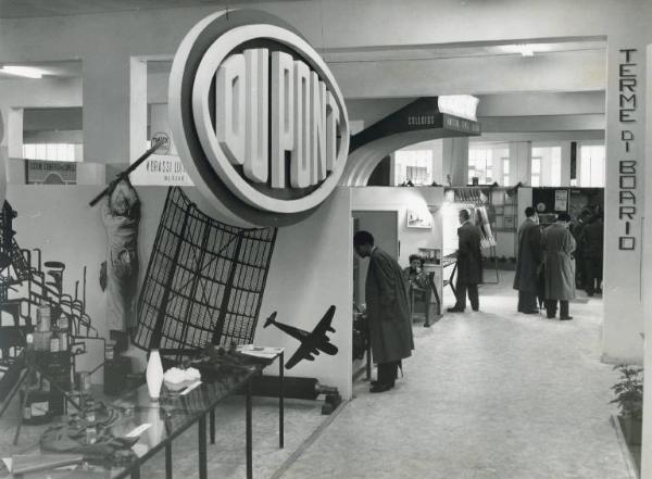 Fiera di Milano - Campionaria 1953 - Padiglione della chimica industriale e farmaceutica - Sala interna