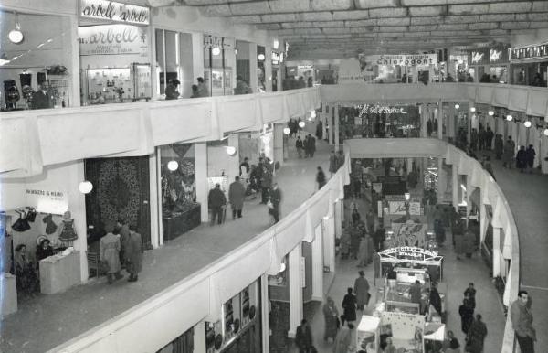 Fiera di Milano - Campionaria 1953 - Padiglione dei tessili e dell'abbigliamento - Interno