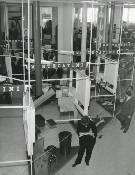 Fiera di Milano - Campionaria 1953 - Padiglione delle materie plastiche e delle macchine per la loro lavorazione - Stand della Montecatini