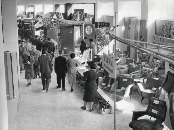Fiera di Milano - Campionaria 1953 - Padiglione delle materie plastiche e delle macchine per la loro lavorazione - Sala di prodotti per l'arredamento