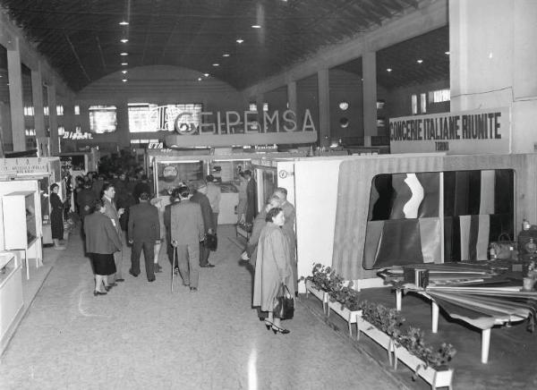 Fiera di Milano - Campionaria 1953 - Padiglione del cuoio e delle macchine per la sua lavorazione - Sala dei pellami