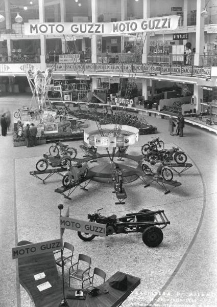 Fiera di Milano - Campionaria 1953 - Salone dell'auto, avio, moto, ciclo e accessori nel palazzo dello sport