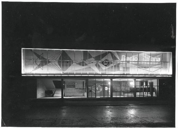 Fiera di Milano - Campionaria 1953 - Auditorium, sede della Mostra della RAI (Radio audizioni italiane, poi RAI Radiotelevisione italiana) - Veduta notturna