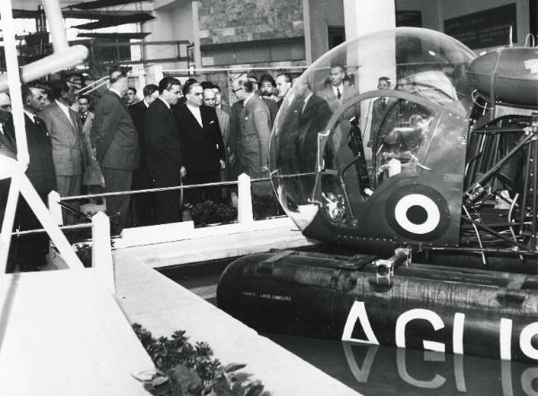 Fiera di Milano - Campionaria 1954 - Visita del ministro delle poste e telecomunicazioni Gennaro Cassiani