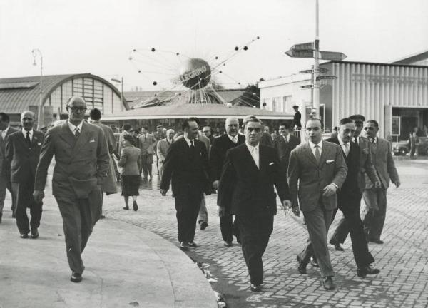 Fiera di Milano - Campionaria 1954 - Visita del ministro delle poste e telecomunicazioni Gennaro Cassiani