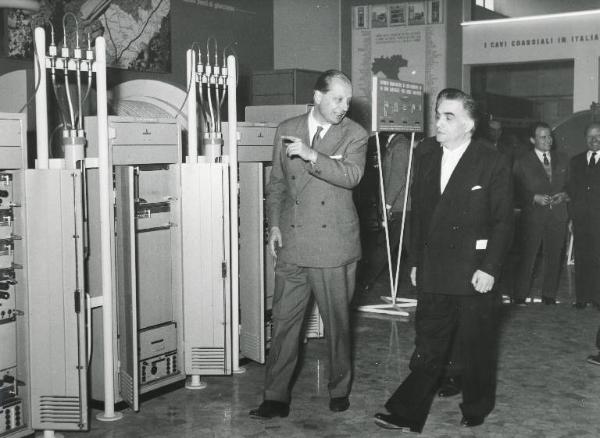 Fiera di Milano - Campionaria 1954 - Visita del ministro delle poste e telecomunicazioni Gennaro Cassiani