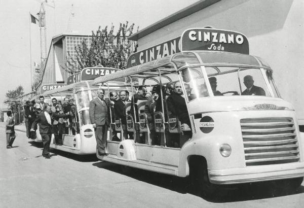 Fiera di Milano - Campionaria 1954 - Visita di diplomatici in occasione della Giornata delle nazioni