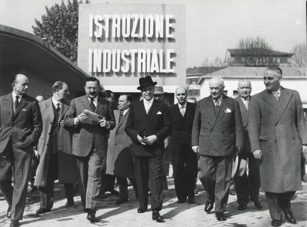 Fiera di Milano - Campionaria 1954 - Visita del ministro della pubblica istruzione Gaetano Martino