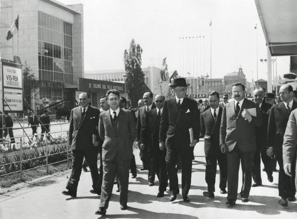 Fiera di Milano - Campionaria 1954 - Visita dell'ambasciatore francese Jacques Fouques-Duparc