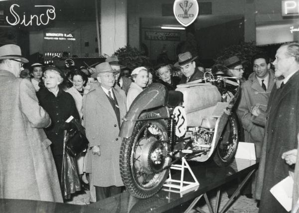 Fiera di Milano - Campionaria 1954 - Visita di una missione di commercianti e banchieri statunitensi e colombiani