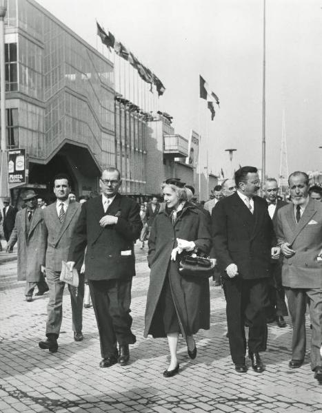 Fiera di Milano - Campionaria 1954 - Visita dell'ambasciatrice degli Stati Uniti Clare Boothe Luce