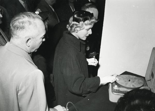 Fiera di Milano - Campionaria 1954 - Visita dell'ambasciatrice degli Stati Uniti Clare Boothe Luce