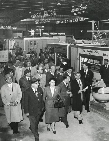 Fiera di Milano - Campionaria 1954 - Visita di giornalisti in occasione della Giornata della Stampa internazionale