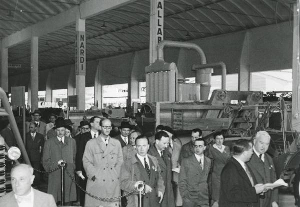 Fiera di Milano - Campionaria 1954 - Visita di giornalisti in occasione della Giornata della Stampa internazionale