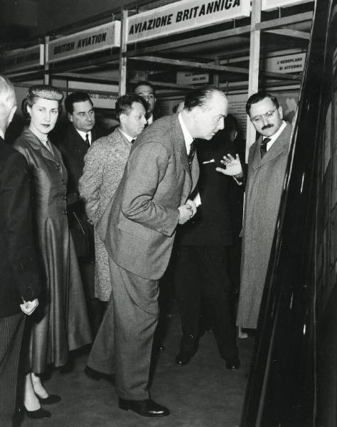 Fiera di Milano - Campionaria 1954 - Visita del ministro inglese del commercio con l'estero Edward Peter Thorneycroft