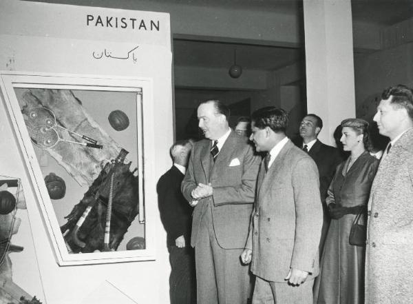 Fiera di Milano - Campionaria 1954 - Visita del ministro inglese del commercio con l'estero Edward Peter Thorneycroft