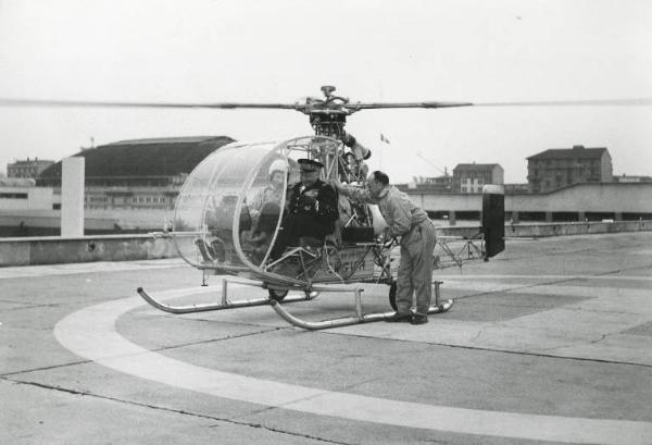 Fiera di Milano - Campionaria 1954 - Visita del capo di Stato maggiore delle forze aeree francesi Martial Valin