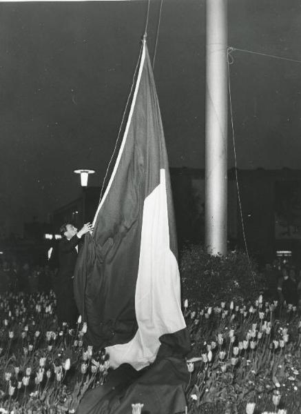 Fiera di Milano - Campionaria 1954 - Cerimonia ammainabandiera