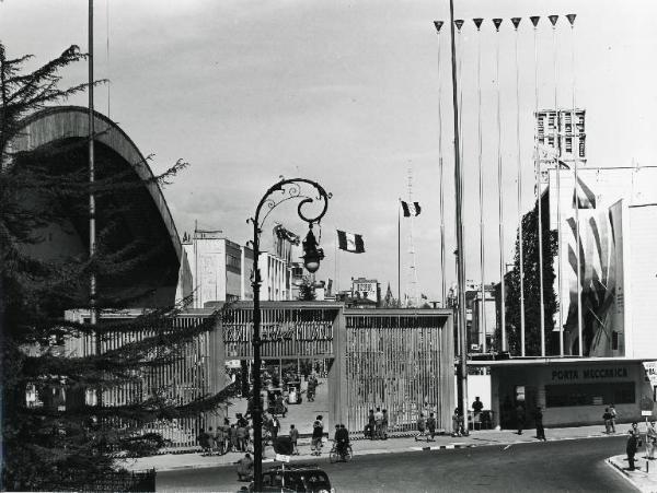 Fiera di Milano - Campionaria 1954 - Entrata di via Spinola (porta della meccanica)