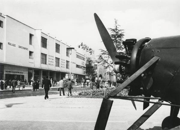 Fiera di Milano - Campionaria 1954 - Viale dell'industria