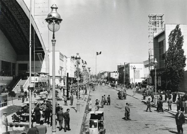 Fiera di Milano - Campionaria 1954 - Viale dell'industria