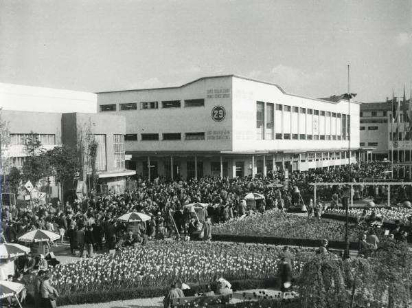 Fiera di Milano - Campionaria 1954 - Viale del commercio - Folla di visitatori