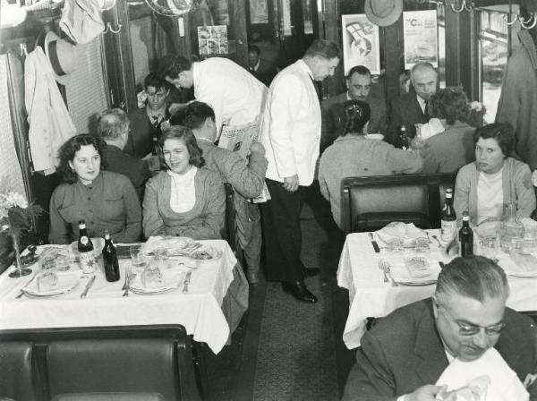 Fiera di Milano - Campionaria 1954 - Vagone ferroviario della Compagnie internationale des vagons-lits et des grands express europeens - Carrozza ristorante