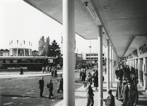 Fiera di Milano - Campionaria 1954 - Viale del commercio