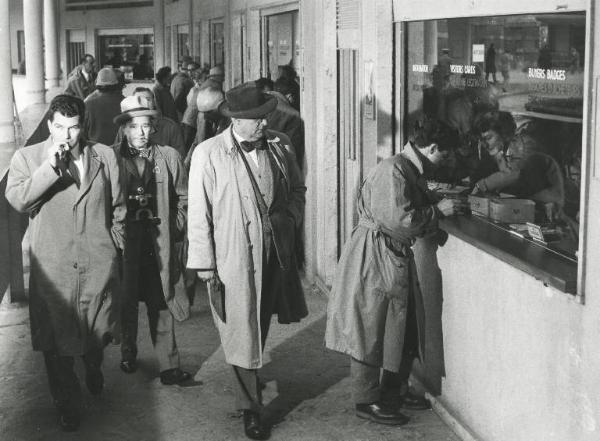 Fiera di Milano - Campionaria 1954 - Servizio di assistenza per visitatori stranieri