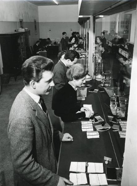 Fiera di Milano - Campionaria 1954 - Servizio di assistenza per visitatori stranieri