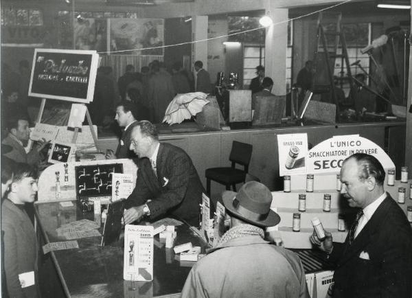 Fiera di Milano - Campionaria 1954 - Salone dell'artigianato e delle piccole invenzioni - Stand