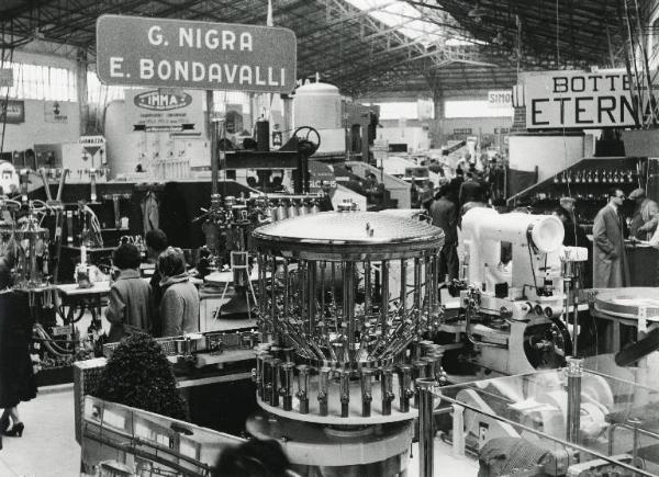 Fiera di Milano - Campionaria 1954 - Padiglione delle macchine per l'industria enologica - Interno