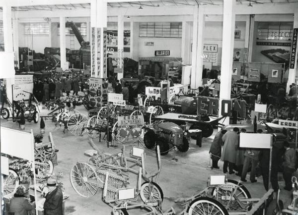 Fiera di Milano - Campionaria 1954 - Tettoia delle macchine agricole