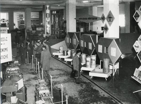 Fiera di Milano - Campionaria 1954 - Padiglione delle materie plastiche e delle macchine per la loro lavorazione - Sala interna