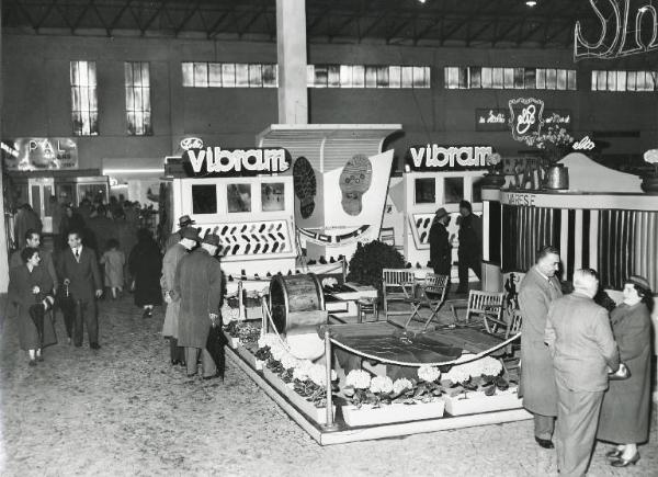 Fiera di Milano - Campionaria 1954 - Padiglione del cuoio e delle macchine per la loro lavorazione - Sala del cuoio e pellami