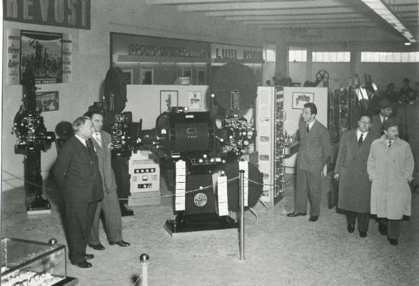 Fiera di Milano - Campionaria 1954 - Padiglione dell'ottica, foto, cine - Sala