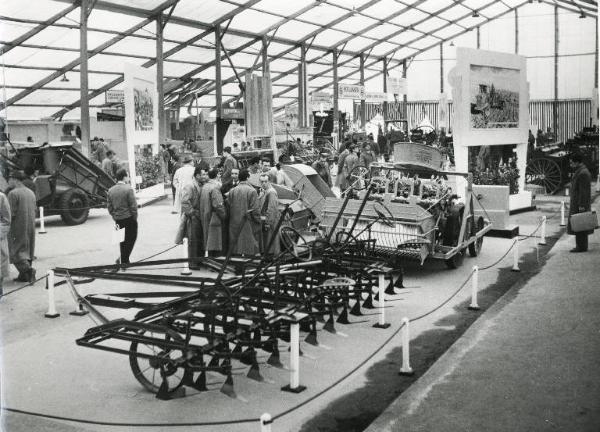 Fiera di Milano - Campionaria 1954 - Zona De Finetti - Tettoia della meccanica agricola