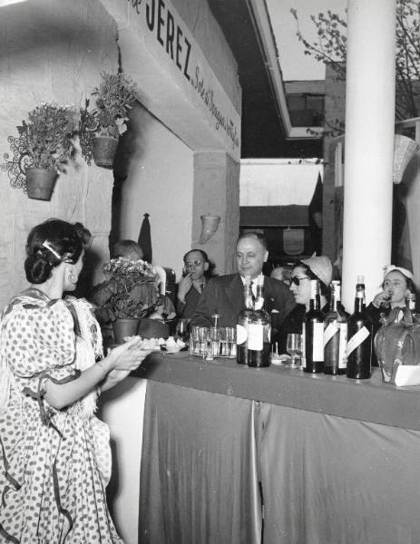 Fiera di Milano - Campionaria 1955 - Visita del sottosegretario all'informazione e al turismo Manuel Cervia