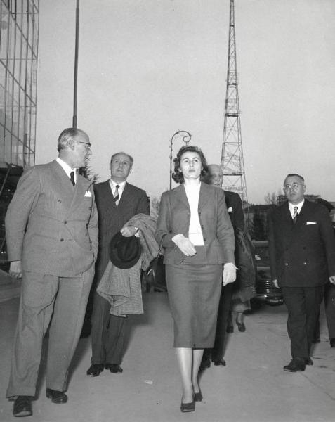 Fiera di Milano - Campionaria 1955 - Visita del vicepresidente del Consiglio Giuseppe Saragat e figlia