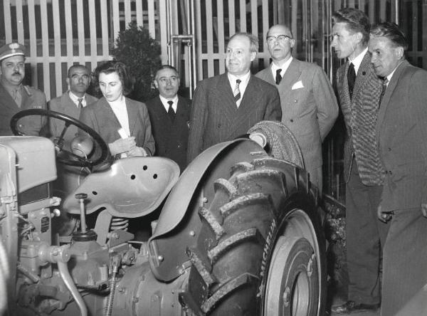 Fiera di Milano - Campionaria 1955 - Visita del vicepresidente del Consiglio Giuseppe Saragat e figlia