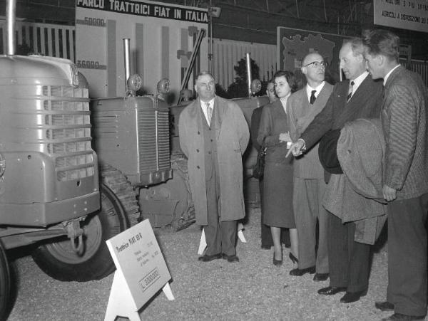 Fiera di Milano - Campionaria 1955 - Visita del vicepresidente del Consiglio Giuseppe Saragat e figlia