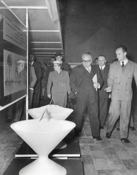 Fiera di Milano - Campionaria 1955 - Visita del ministro del tesoro Silvio Gava