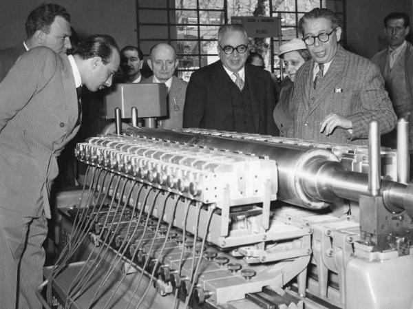 Fiera di Milano - Campionaria 1955 - Visita del ministro del tesoro Silvio Gava