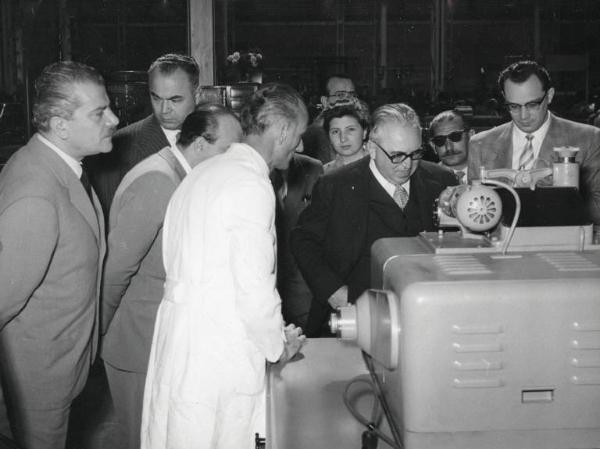 Fiera di Milano - Campionaria 1955 - Visita del ministro del tesoro Silvio Gava