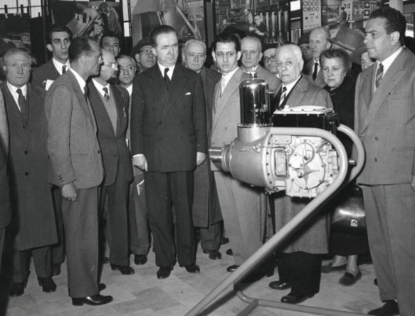 Fiera di Milano - Campionaria 1955 - Visita dell'onorevole Giuseppe Pella, presidente dell¿assemblea della Comunità europea del carbone e dell¿acciaio (CECA)