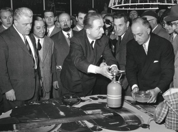 Fiera di Milano - Campionaria 1955 - Visita dell'onorevole Giuseppe Pella, presidente dell¿assemblea della Comunità europea del carbone e dell¿acciaio (CECA)