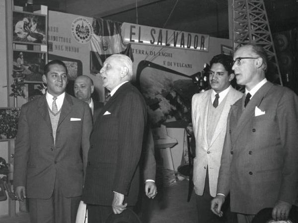 Fiera di Milano - Campionaria 1955 - Mostra ufficiale di El Salvador nel palazzo delle nazioni - Visita del presidente della Fiera Tommaso Gallarati Scotti