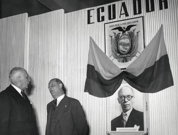 Fiera di Milano - Campionaria 1955 - Mostra ufficiale dell'Ecuador nel palazzo delle nazioni - Visita del presidente della Fiera Tommaso Gallarati Scotti