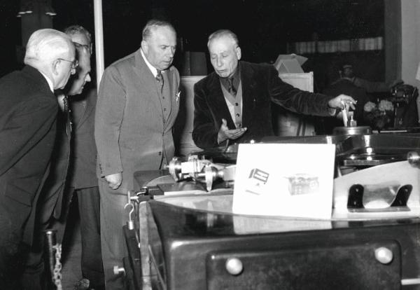 Fiera di Milano - Campionaria 1955 - Visita del sottosegretario al commercio Gioacchino Quarello