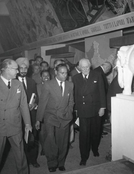 Fiera di Milano - Campionaria 1955 - Mostra ufficiale dell'India nel palazzo delle nazioni - Visita del presidente della Fiera Tommaso Gallarati Scotti